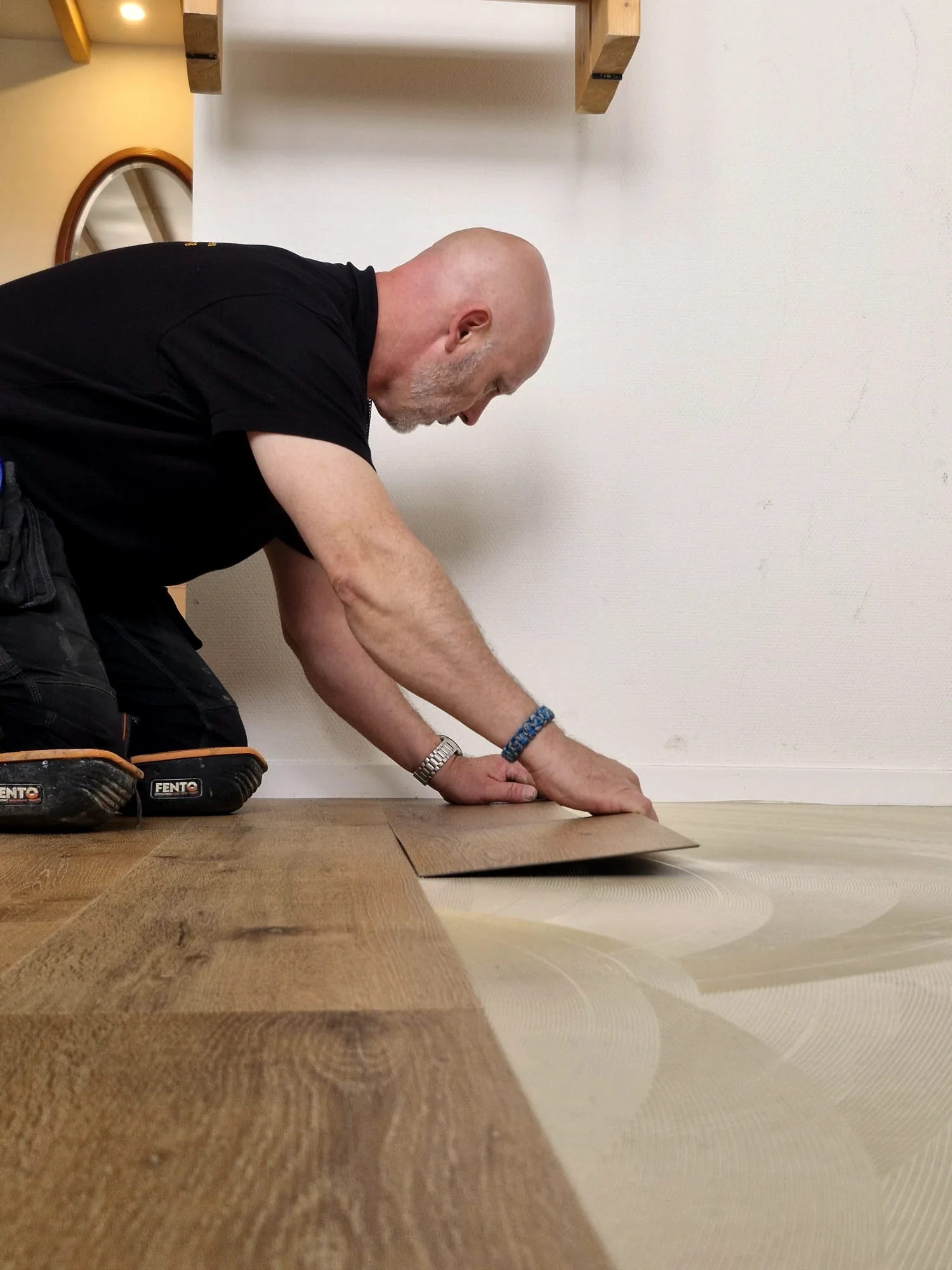 Allard Petiet aan het werk bij het leggen van een PVC-vloer